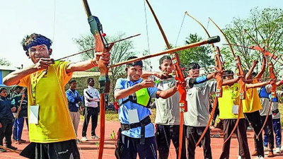 This Hidma's bow & arrow shoots at straw targets